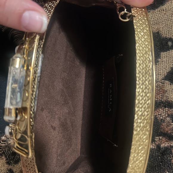 Ramla La Perle Handmade in Morocco Mother of Pearl and Brass clutch with chain - Picture 12 of 16